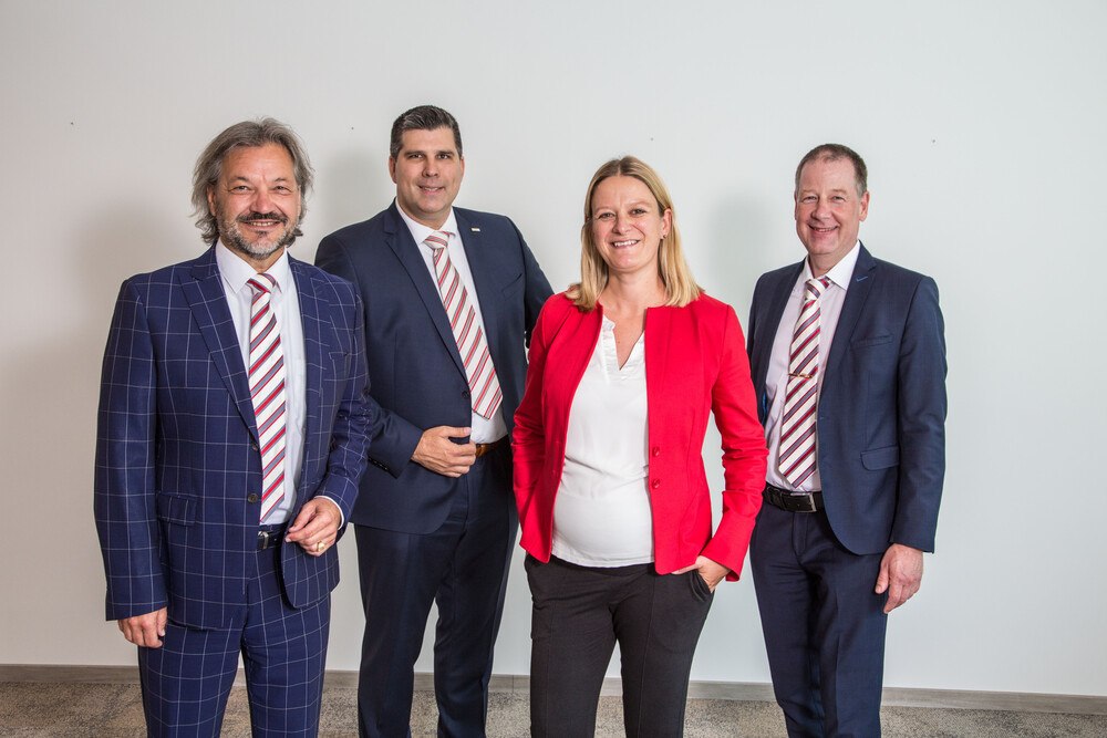© Carplus
Das Carplus-Führungsteam: Olaf Helfer, Peter Kirisics, Sabine Berg, Michael Schlögl Das Carplus-Führungsteam: Olaf Helfer, Peter Kirisics, Sabine Berg, Michael Schlögl
