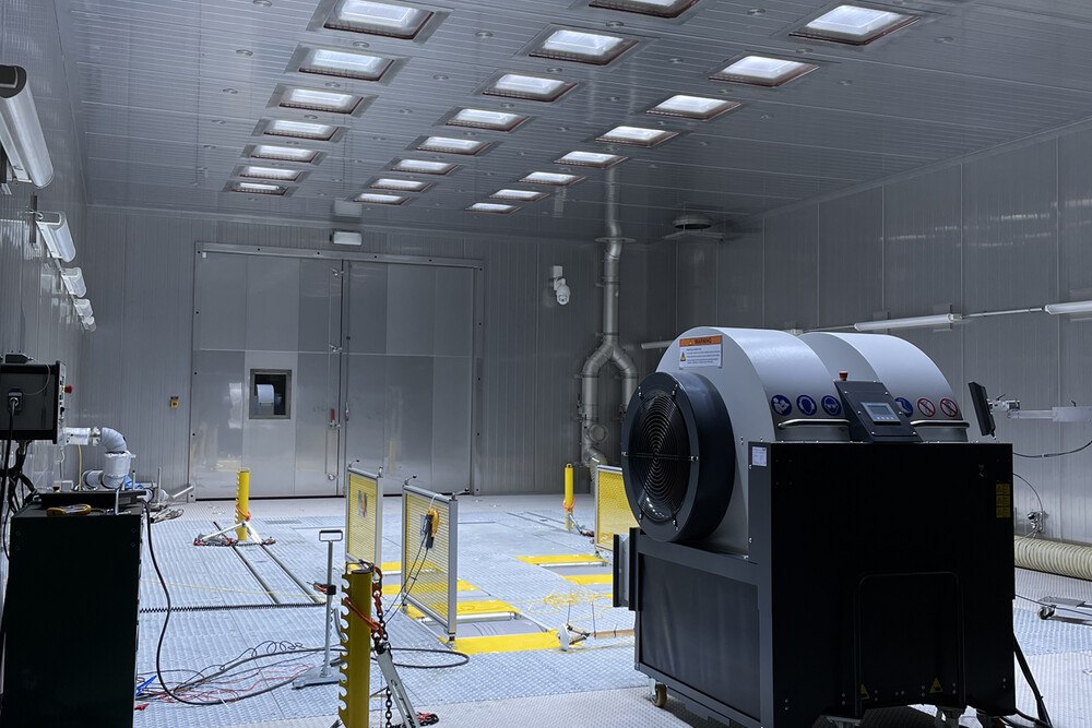 © Weiss Technik
Deutsche Ingenieurskunst: die Sonnenlicht-Simulationskammer von Weiss Technik. Deutsche Ingenieurskunst: die Sonnenlicht-Simulationskammer von Weiss Technik.