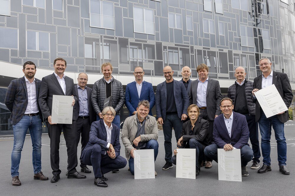 © www.alufenster.at | Jan Hetfleisch Im Bild stehend v.l.n.r. Alexander Meier (Piesslinger), Ernst Weigl (Piesslinger), Anton Resch (AMFT), Marko Buxbaumer (Sauritschnig), Thomas Sattler (AFI), Frank Ludin (LAAC), Lukas Schumacher (IG Architektur), Gerhard Sillaber (AKS), Arno Ritter (aut | Architekturstiftung Österreich), Marco Blaha (PEMA); vorne hockend v.l.n.r. Harald Greger (AFI), Walter Koppitsch (Sauritschnig), Daniel Luckeneder (LAAC), Harald Zaminer (AKS) AAP-Preisverleihung Innsbruck