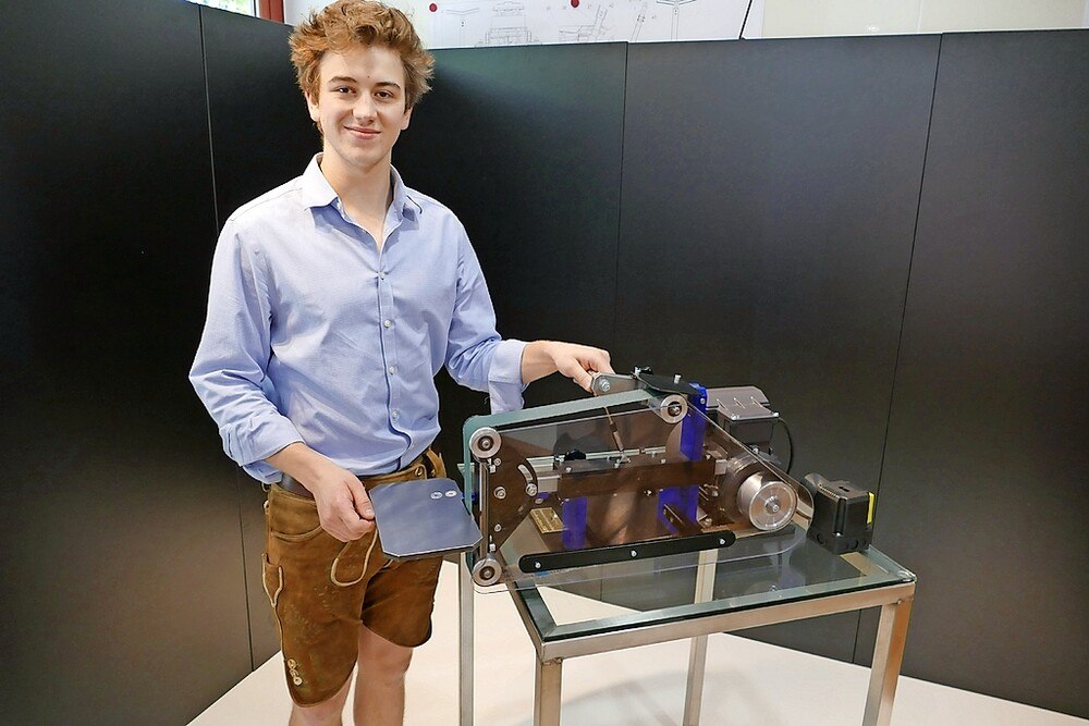 © Werkschulheim Felbertal Paul Binder aus Wien präsentierte bei der Lehrabschlussprüfung einen innovativen Universal-Bandschleifer. Paul Binder aus Wien präsentierte bei der Lehrabschlussprüfung einen innovativen Universal-Bandschleifer