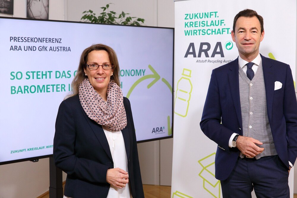 © ARA AG/APA-Fotoservice/Schedl
Im Bild v.l.n.r.: Ursula Swoboda (Commercial Director GfK Austria), Harald Hauke (ARA Vorstand) Im Bild v.l.n.r.: Mag. Ursula Swoboda (Commercial Director GfK Austria), Dr. Harald Hauke (ARA Vorstand)