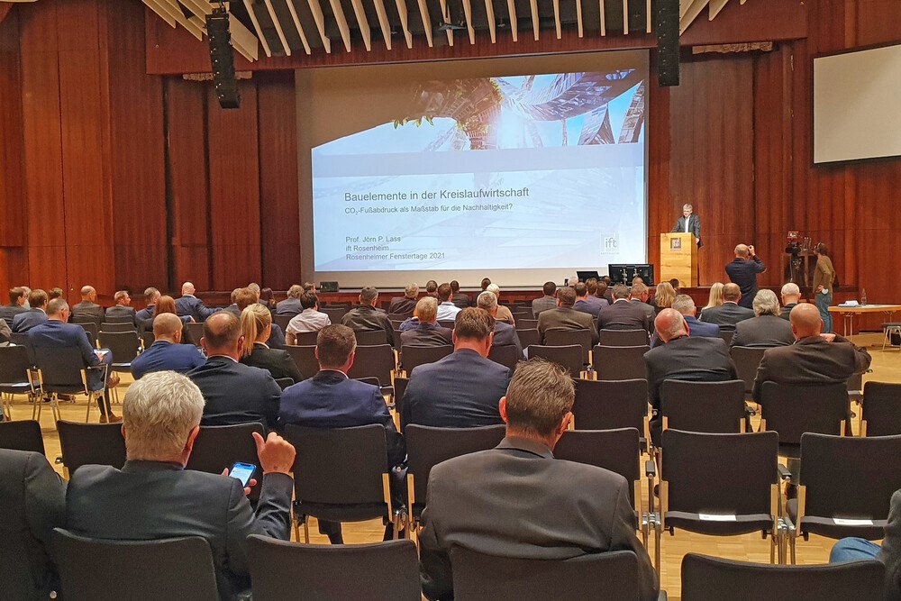© ift Rosenheim Das Rosenheimer Kongresszentrum war unter Corona-Bedingungen mit 250 Teilnehmer*innen voll ausgebucht, weitere 230 Teilnehmer*innen verfolgten die Rosenheimer Fenstertage 2021 online.