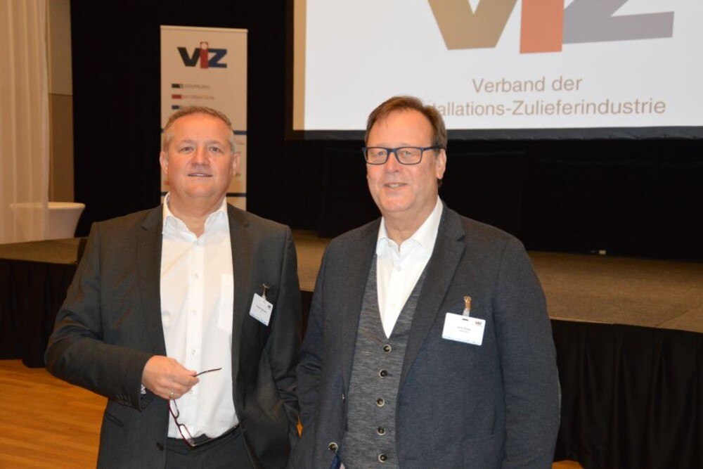 © Klobucsar (v.l.): VIZ-Geschäftsführer Kersten Viehmann und Trendstudienautor Arno Kloep. VIZ_Trendkongress