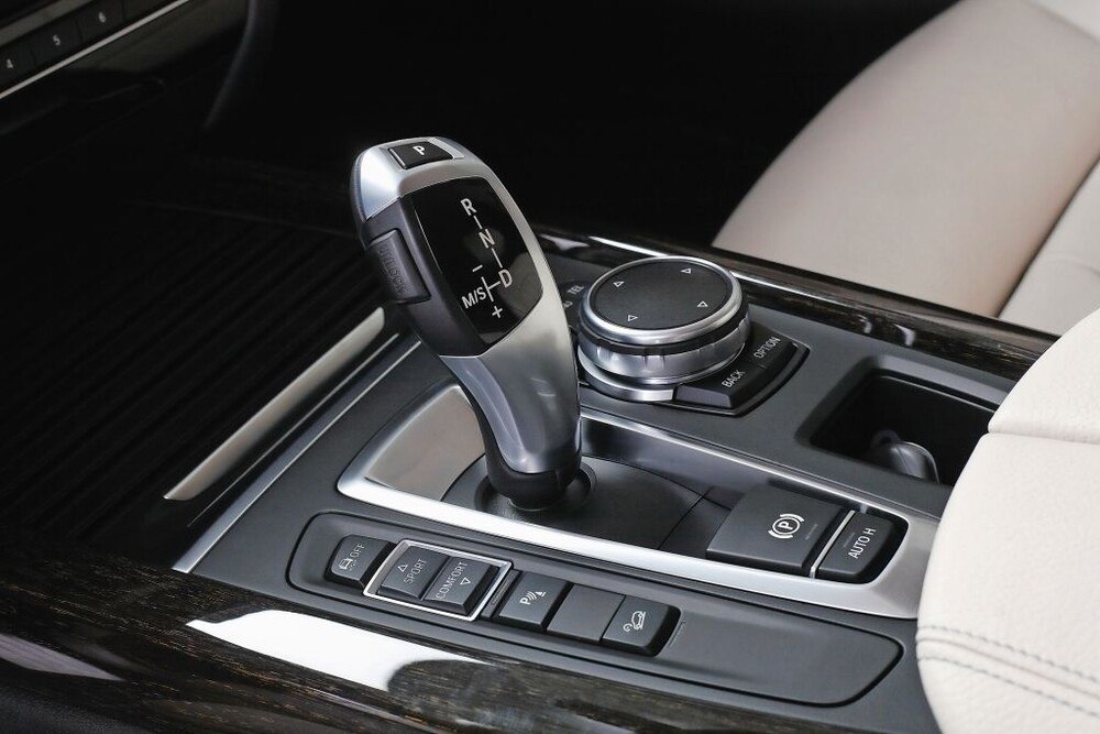 © photo_world/GettyImages
Das Automatikgetriebe mit seinem Wählhebel – hier in einem BMW – hat sich immer mehr durchgesetzt. Das Automatikgetriebe mit seinem Wählhebel – hier in einem BMW – hat sich immer mehr durchgesetzt.