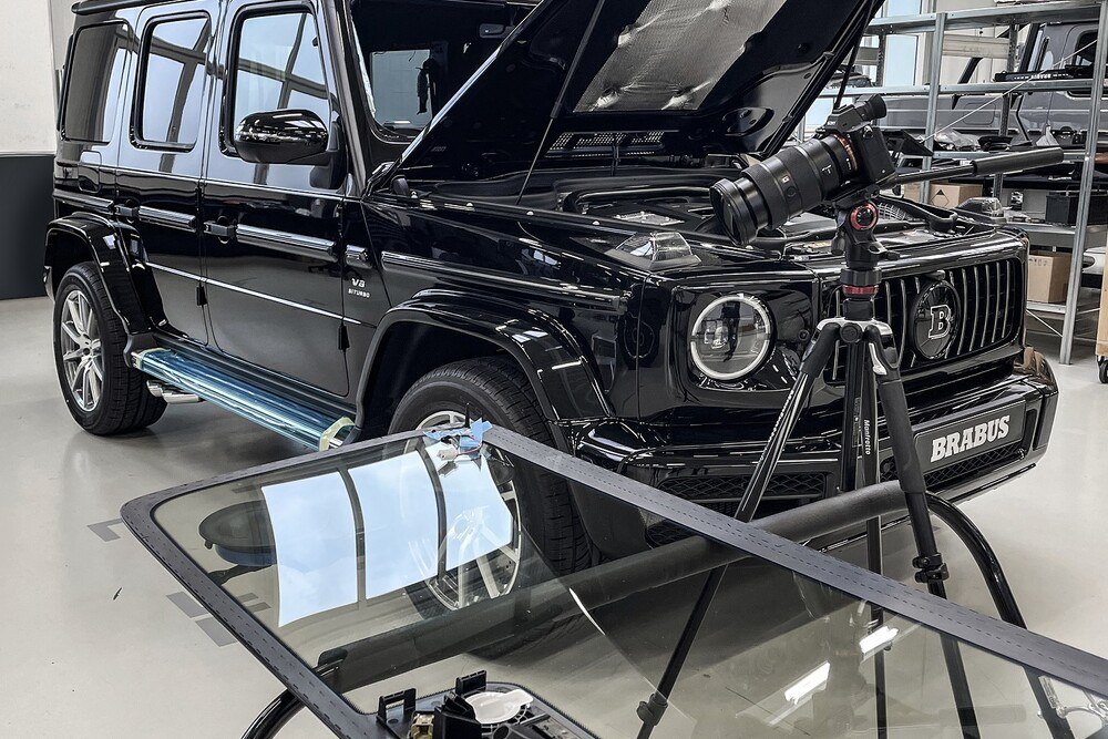 © Henkel / Brabus
Brabus vertraut beim Verkleben der Windschutzscheibe auf Henkel-Klebstoffe. Brabus vertraut beim Verkleben der Windschutzscheibe auf Henkel-Klebstoffe.