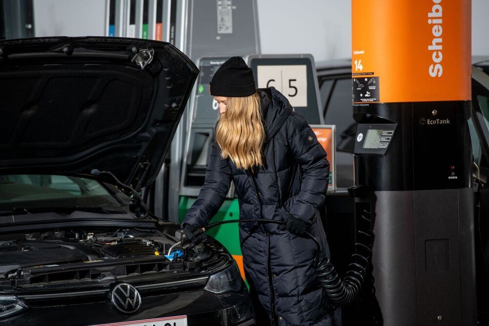 © Imre Antal
Künftig kann Scheibenreiniger direkt an der Tankstelle nachgefüllt und damit Plastik eingespart werden. Künftig kann Scheibenreiniger direkt an der Tankstelle nachgefüllt und damit Plastik eingespart werden.
