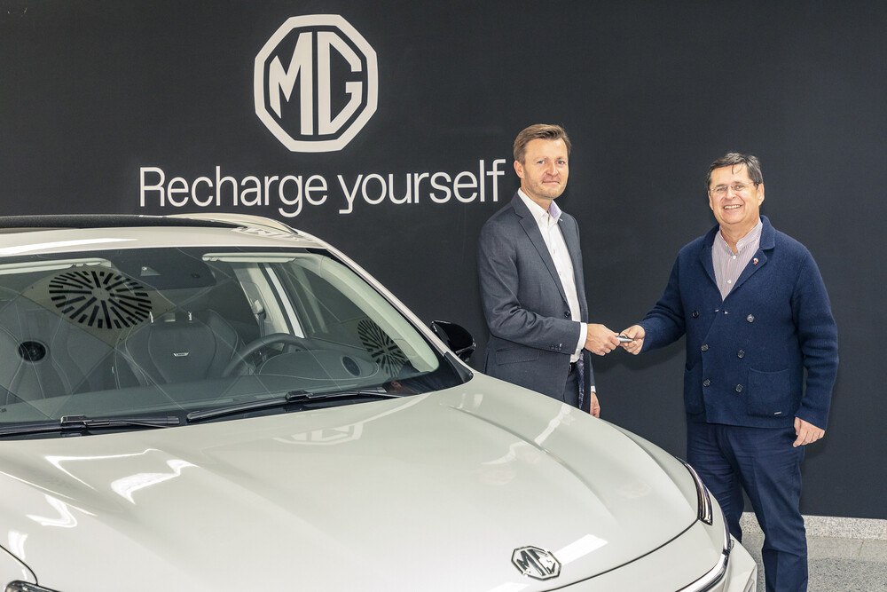 © MG Motor Austria
Gregor Bilik (General Manager Arval Austria) mit Andreas Kostelecky (GF MG Motor Austria). (v.l.) Gregor Bilik (General Manager Arval Austria) mit Andreas Kostelecky (GF MG Motor Austria). (v.l.)