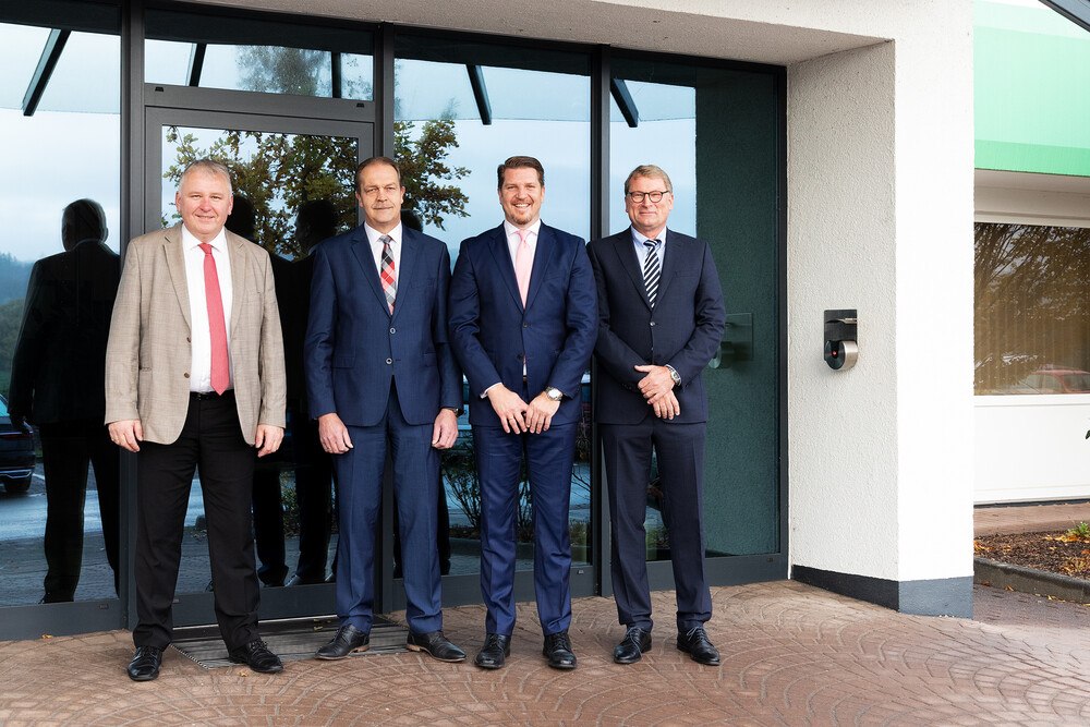 © Hegla
Die Hegla-Gruppe hat im Rahmen ihrer nachhaltigen Wachstumsstrategie die Führungsmannschaft erweitert (v. l.): Heinrich Ostendarp (CTO), Bernhard Hötger (CEO), Jochen H. Hesselbach (Geschäftsführer) und Ingolf Ripberger (COO)., basic_html Die Hegla-Gruppe hat im Rahmen ihrer nachhaltigen Wachstumsstrategie die Führungsmannschaft erweitert (v. l.): Heinrich Ostendarp (CTO), Bernhard Hötger (CEO), Jochen H. Hesselbach (Geschäftsführer) und Ingolf Ripberger (COO).