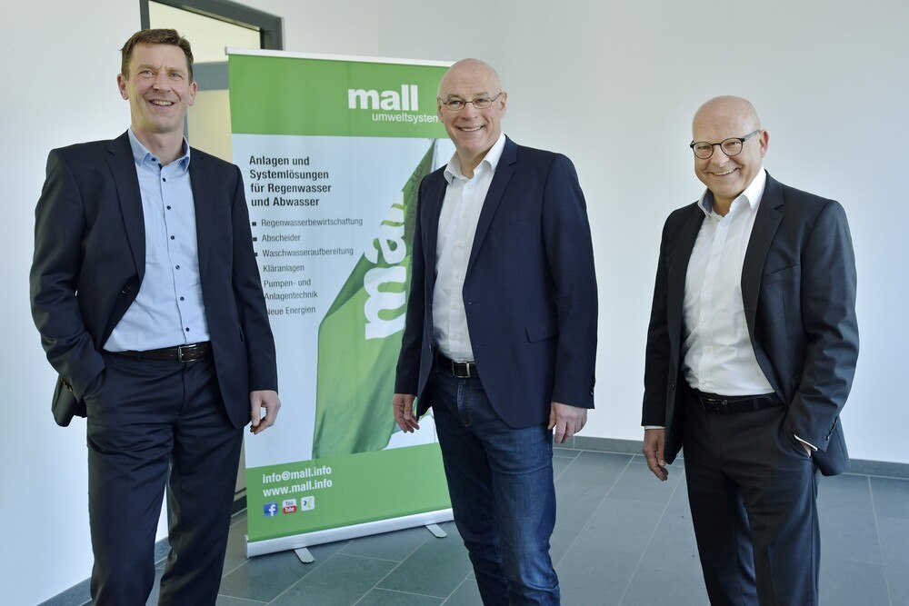 v.l.n.r.: Christoph Schulze Wischeler (Geschäftsführer), Markus Grimm (Sprecher der Geschäftsführung bis 31.12.2021) und Wolfgang Hofmann (Geschäftsführer)
© Mall GmbH v.l.n.r.: Christoph Schulze Wischeler (Geschäftsführer), Markus Grimm (Sprecher der Geschäftsführung bis 31.12.2021) und Wolfgang Hofmann (Geschäftsführer)