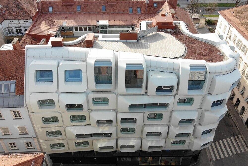 © Spitzer Dach
Das von Stararchitektin Zaha Hadid entworfene „Argos“-Haus in der Grazer Innenstadt mit seiner aufsehenerregenden Fassade wurde im Vorjahr fertiggestellt. Für die Ausführung seiner charakteristischen „Bubbles“ gewann Spitzer Dach den IFD-Award 2021., basic_html Das von Stararchitektin Zaha Hadid entworfene „Argos“-Haus in der Grazer Innenstadt mit seiner aufsehenerregenden Fassade wurde im Vorjahr fertiggestellt. Für die Ausführung seiner charakteristischen „Bubbles“ gewann Spitzer Dach den IFD-Award 2021.