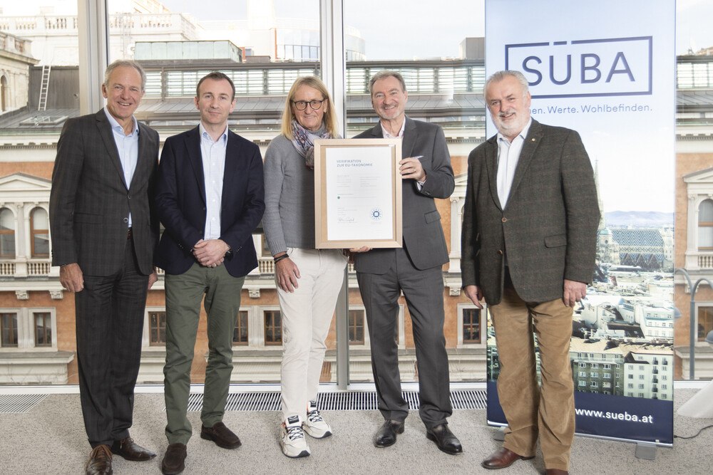 Die Projektpartner bei der Zertifikat-Überreichung (v.l.): Reinhard Labugger, RM Engeenering, Manfred Wachtler, Vorstand Süba, Peter Czapek, CEO Bank Austria Real Invest, Heinz Fletzberger, Vorstand Süba, Peter Engert, Geschäftsführer ÖGNI.
© Süba/Elias Hartmann Die Projektpartner bei der Zertifikat-Überreichung (v.l.): Reinhard Labugger, RM Engeenering, Manfred Wachtler, Vorstand Süba, Peter Czapek, CEO Bank Austria Real Invest, Heinz Fletzberger, Vorstand Süba, Peter Engert, Geschäftsführer ÖGNI.