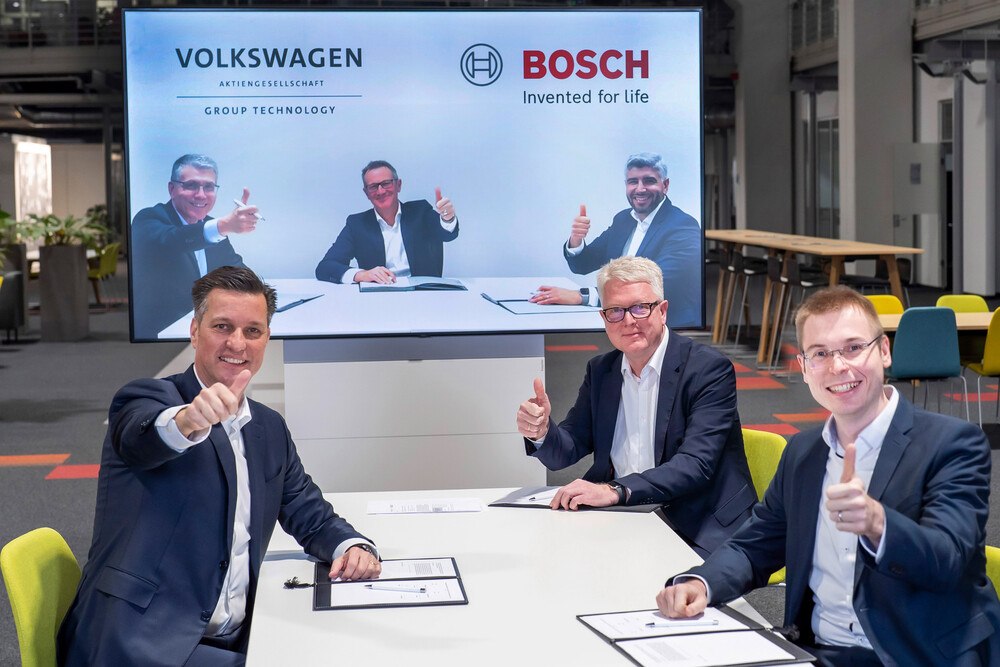 © Volkswagen AG
Volkswagen und Bosch bei der Unterzeichnung der Absichtserklärung für eine neue Unternehmensgründung. Volkswagen und Bosch bei der Unterzeichnung der Absichtserklärung für eine neue Unternehmensgründung.