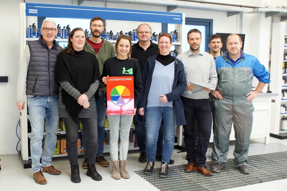 © AkzoNobel
Die Prüfungskommission Lackiertechnik erarbeitete im Schulungszentrum Elixhausen von AkzoNobel das neue Prüfungsstück für die praktische Abschlussprüfung. Die Prüfungskommission Lackiertechnik erarbeitete im Schulungszentrum Elixhausen von AkzoNobel das neue Prüfungsstück für die praktische Abschlussprüfung.