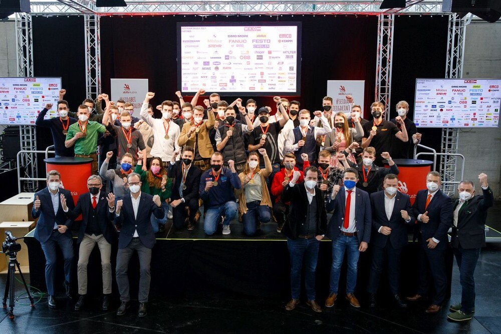 © C: WKO/SkillsAustria/Florian Wieser
AustrianSkills 21 in Salzburg: Alle Medaillen-Gewinner*innen und ihre Betreuer nach der Siegerehrung
Gruppenbild aller Medaillen-Gewinner*innen und ihre Betreuer nach der Siegerehrung bei den AustrianSkills 21 in Salzburg