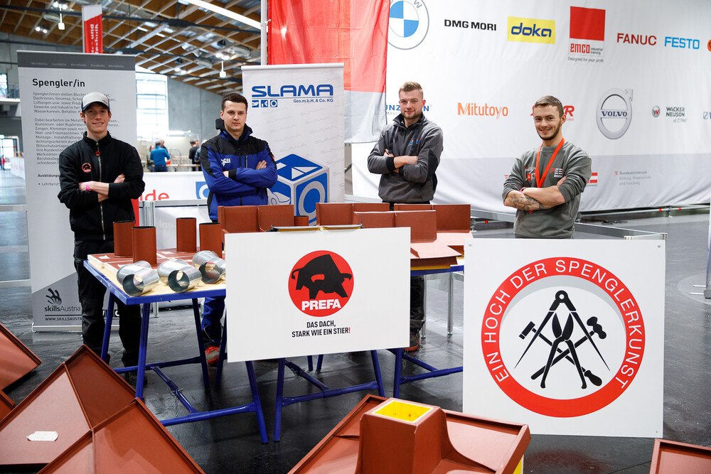 © WKO SkillsAustria/FlorianWieser
Die drei besten Jung-Spengler Österreichs und der Gastteilnehmer aus Südtirol nach den erfolgreichen AustrianSkills.
Die drei besten Jung-Spengler Österreichs und der Gastteilnehmer aus Südtirol nach den erfolgreichen AustrianSkills.