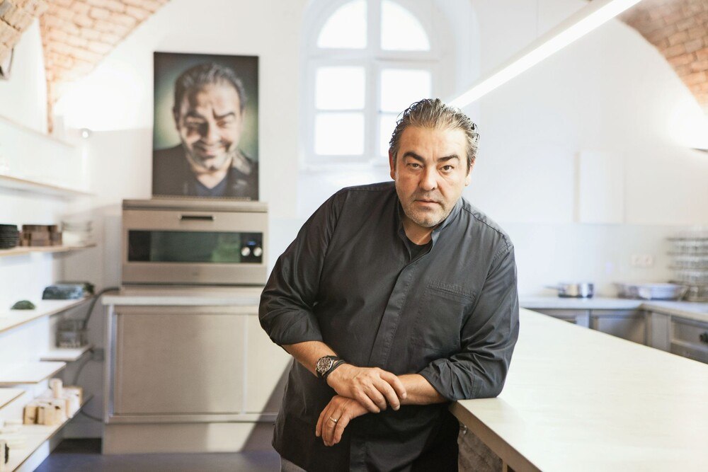 © Alexander Grübling
https://www.restaurant-amador.com/ Juan Amador im Restaurant Amador: Auch 2022 erhält er 3 Sterne im Guide Michelin.
