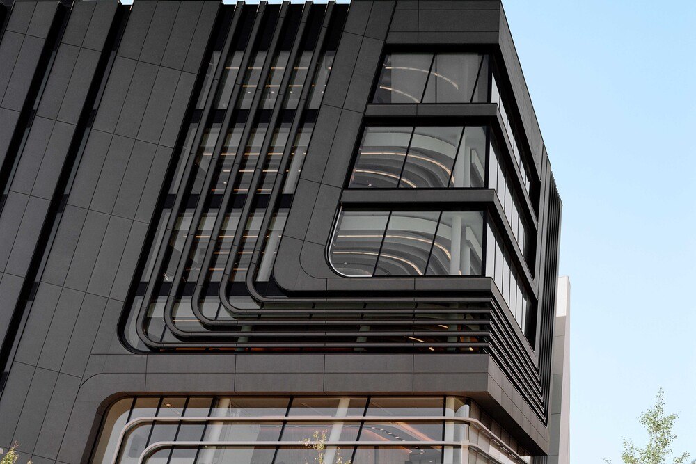 © oefhf.at/rieder.cc
Die vorgehängte hinterlüftete Fassade (VHF) eignet sich auch hervorragend als bautechnische Schallschutzmaßnahme.
Die vorgehängte hinterlüftete Fassade (VHF) eignet sich auch hervorragend als bautechnische Schallschutzmaßnahme.