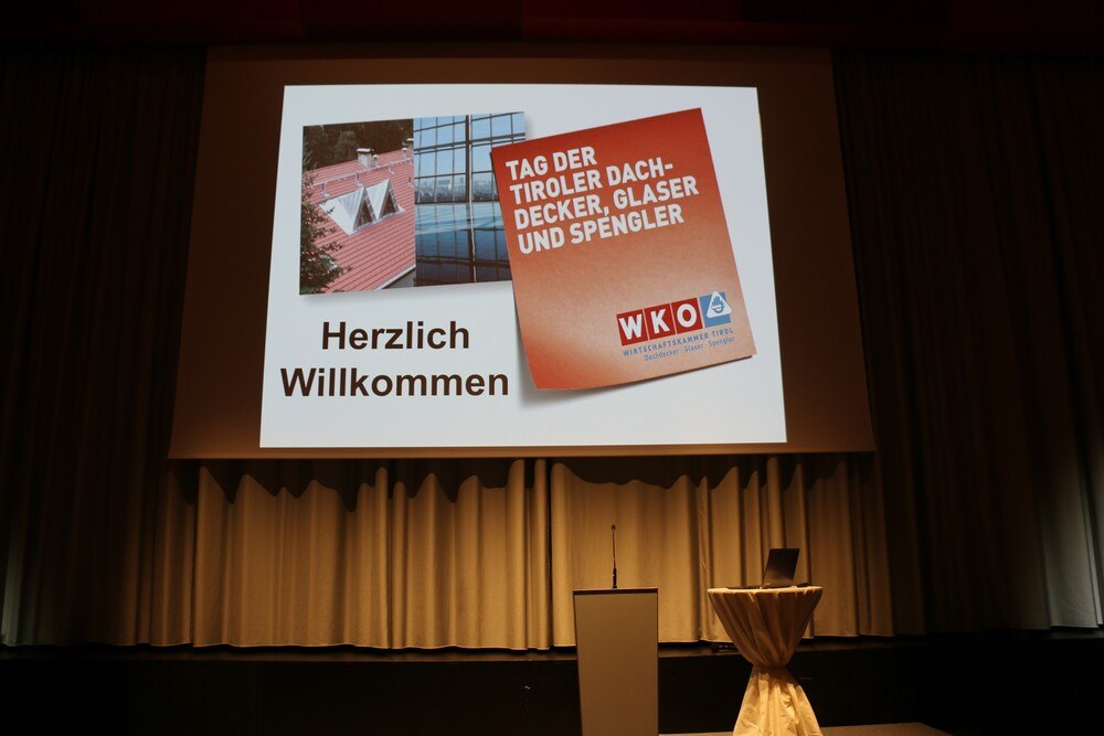 © Walter Stackler
Der für März 2022 geplante Tiroler "Tag der Dachdecker Glaser und Spengler" musste auf 2023 verschoben werden.
Der für März 2022 geplante Tiroler "Tag der Dachdecker Glaser und Spengler" musste auf 2023 verschoben werden.