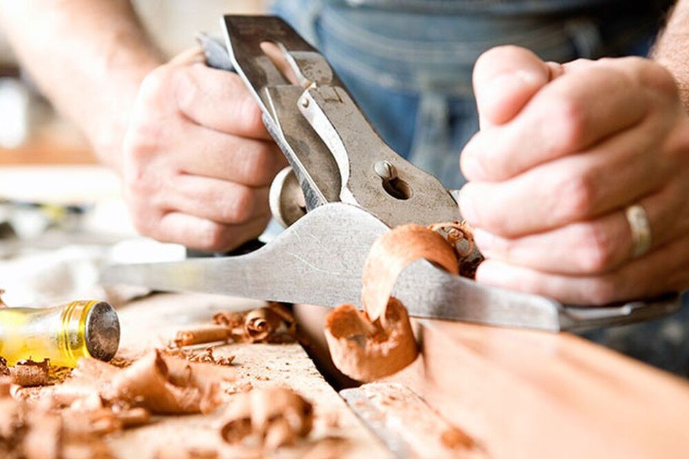 © WKÖ
93 Prozent der Tischlerei-Betriebe hatten 2021 mit großen Materialengpässen zu kämpfen.
Zwei Hände eines Tischler, der ein Holzstück hobelt.