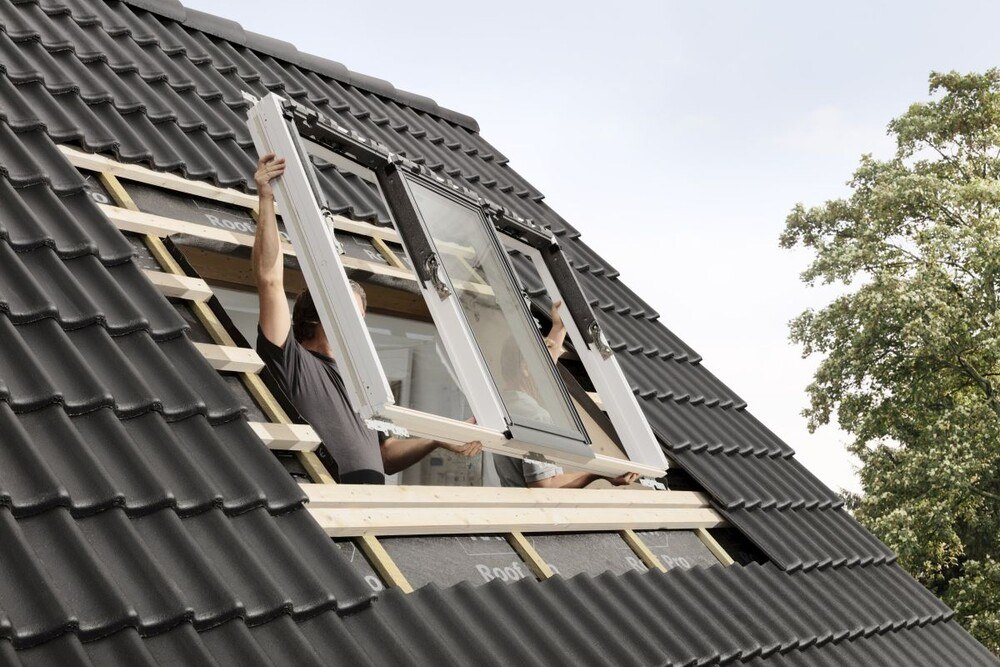 © Velux
43 Prozent der Befragten schauen schon auf den CO2-Fußabdruck der Erweiterungs- oder Renovierungs-Produkte.
Zwei Facharbeiter beim Einbau eines Dachfensters.