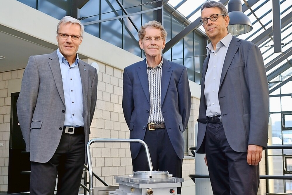 © Fraunhofer ILT, Aachen.
Die Erfinder des Verfahrens, Wilhelm Meiners, Kurt Wissenbach und Andres Gasser stehen vor einem kleinen Transportwagen mit der ersten LPBF-Maschine. Die Erfinder des Verfahrens, Wilhelm Meiners, Kurt Wissenbach und Andres Gasser stehen vor einem kleinen Transportwagen mit der ersten LPBF-Maschine.