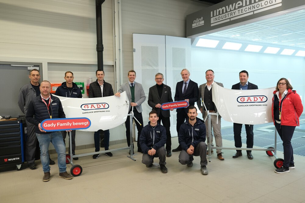 © Melanie Pichler/Gady
Das Team der Gady Family eröffnet gemeinsam mit Philipp Gady (5. von links) und Eugen Roth (8. von links) sowie ihren Ehrengästen Josef Herk, Präsident der Wirtschaftskammer Steiermark (6. von links), und Stadtrat Günther Riegler (7. von links) das neue KaroLack Zentrum Graz-Nord. Das Team der Gady Family eröffnet gemeinsam mit Philipp Gady (5. von links) und Eugen Roth (8. von links) sowie ihren Ehrengästen Josef Herk, Präsident der Wirtschaftskammer Steiermark (6. von links), und Stadtrat Günther Riegler (7. von links) das neue KaroLack Zentrum Graz-Nord.