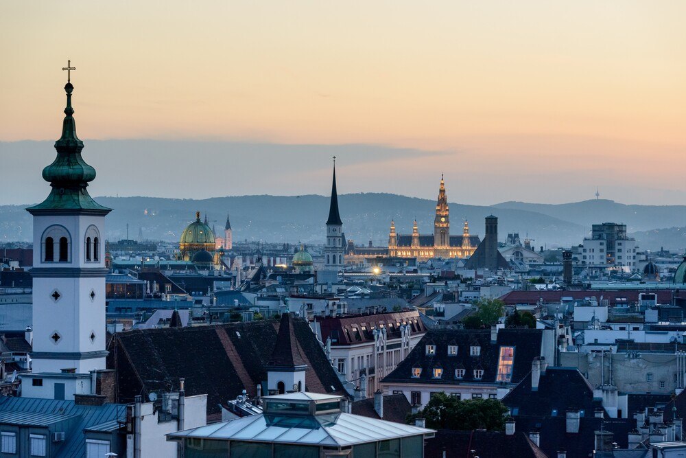 © Unsplash
Arbeiten in Wien: Großteil der Unternehmen der Bundeshauptstadt konnte 2021 aufgrund der Covid-19-Maßnahmen nur selten in den Normalbetrieb mit einer Vollauslastung des Büros zurückkehren. Arbeiten in Wien: Großteil der Unternehmen der Bundeshauptstadt konnte 2021 aufgrund der Covid-19-Maßnahmen nur selten in den Normalbetrieb mit einer Vollauslastung des Büros zurückkehren.