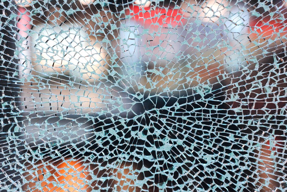 Aufgrund der mit einem Glasbruch verbundenen Risiken wird der Einsatz von ESG und ESG-HST durch einschlägige Richtlinien eingeschränkt. Für den Einbau in größeren Höhen wird dabei eine Risikoanalyse vorausgesetzt.
© ZVG Aufgrund der mit einem Glasbruch verbundenen Risiken wird der Einsatz von ESG und ESG-HST durch einschlägige Richtlinien eingeschränkt. Für den Einbau in größeren Höhen wird dabei eine Risikoanalyse vorausgesetzt.