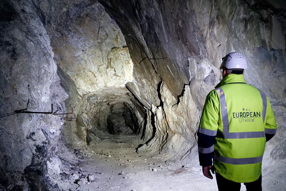 © European Lithium
Das Unternehmen European Lithium treibt die Pläne für den umweltverträglichen Lithium-Abbau in einem Bergwerk in der Kärntner Gemeinde Wolfsberg voran. Das Unternehmen European Lithium treibt die Pläne für den umweltverträglichen Lithium-Abbau in einem Bergwerk in der Kärntner Gemeinde Wolfsberg voran.