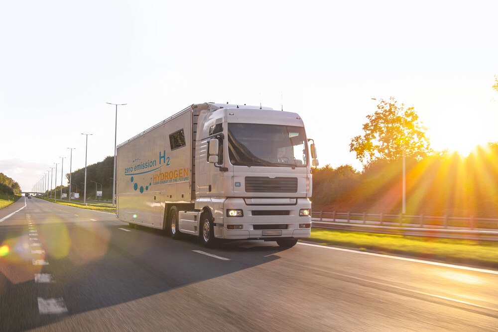 © audioundwerbung via GettyImages Wasserstoff-betriebener Lkw mit entsprechender Aufschrift