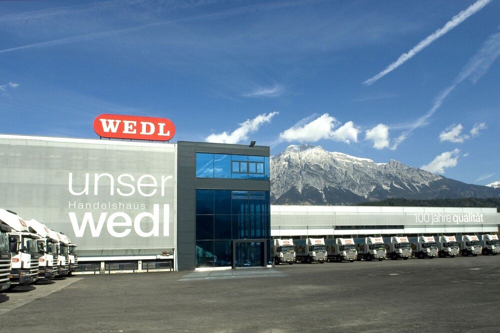 © Handelshaus Wedl
Außenansicht der Zentrale des Handelshauses Wedl in Mils in Tirol. 2021 konnte trotz Krise der Umsatz gesteigert werden. Außenansicht der Zentrale des Handelshauses Wedl in Mils, Tirol.