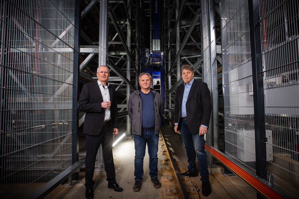 © Berner
Innenansicht vollautomatisches Hochregallager v.l.n.r. Wolfgang Sageder, Geschäftsführer ; Hermann Neiß, Leiter Logistik; Hannes Huber, Leiter Supply Chain
Wolfgang Sageder, Hermann Neiß, Hannes Huber, v.l.