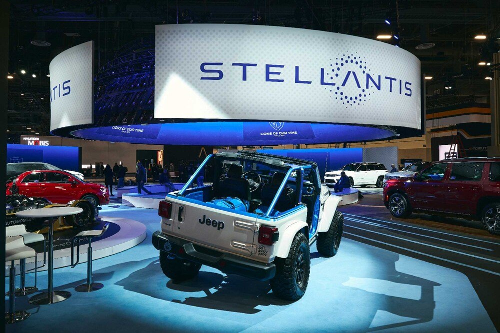 © Stellantis
Vor allem das US-Geschäft - hier Jeep Wrangler 4xe als Hingucker auf der diesjährigen CES in Las Vegas - läuft sehr gut. Jeep Wrangler 4xe
