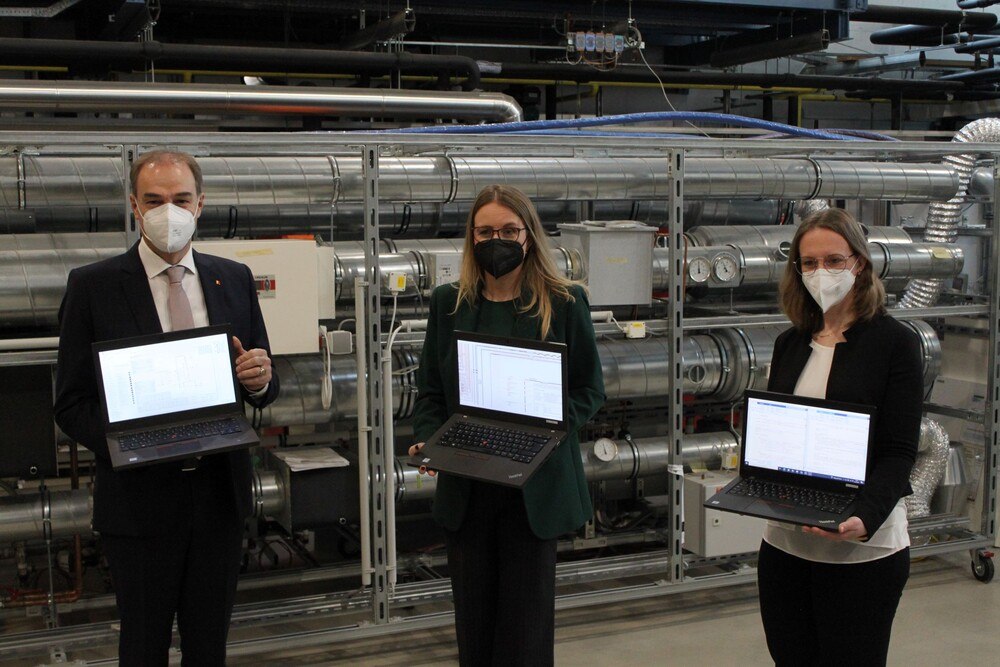(v.l.): Leonhard Schneemann, Wirtschaftslandesrat, Wirtschaftsministerin Margarete Schramböck, Doris Rixrath, Leiterin des Josef Ressel Zentrums der FH Burgenland
© FH Burgenland (v.l.): Leonhard Schneemann, Wirtschaftslandesrat, Wirtschaftsministerin Margarete Schramböck, Doris Rixrath, Leiterin des Josef Ressel Zentrums der FH Burgenland
