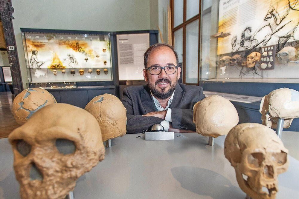 © Richard Tanzer Gregor Fauma mit Schädeln zur Evolution