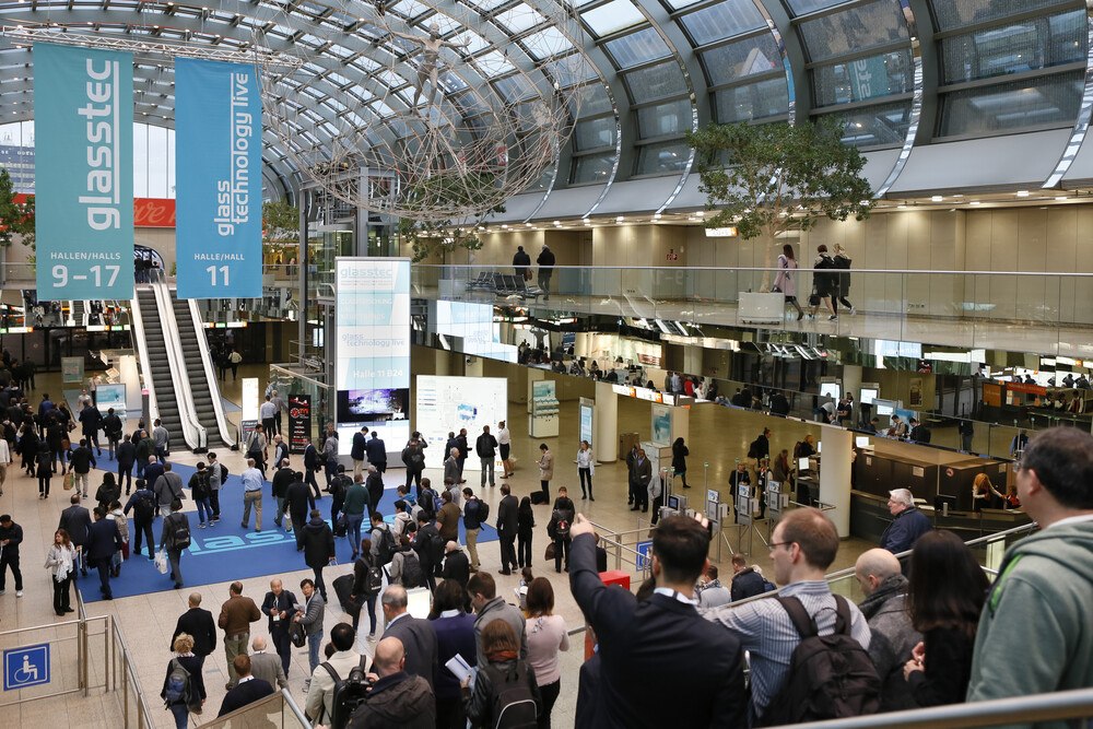 Nach vier langen Jahren trifft sich die internationale Glasbranche vom 20. bis 23. September 2022 auf der glasstec in Düsseldorf.
© Messe Düsseldorf/ctillmann Nach vier langen Jahren trifft sich die internationale Glasbranche vom 20. bis 23. September 2022 auf der glasstec in Düsseldorf.