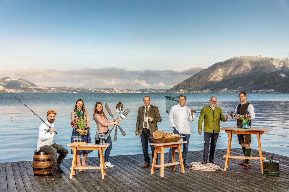© TVB Traunsee-Almtal, Monika Löff
Von links nach rechts: 4-Haubenkoch Lukas Nagl (Traunseehotels/ Restaurant Bootshaus in Traunkirchen), Johanna Schallmeiner (Hoisnwirt Gmunden), Christina Reiter (Tourismusverband Traunsee-Almtal), Andreas Murray (GF Tourismusverband Traunsee-Almtal), Johann Parzer (Fisch & Pasta), Wolfgang Gröller (Traunseehotels), Michael Pernkopf (Landhotel Grünberg).
on links nach rechts: 4-Haubenkoch Lukas Nagl (Traunseehotels/ Restaurant Bootshaus in Traunkirchen), Johanna Schallmeiner (Hoisnwirt Gmunden), Christina Reiter (Tourismusverband Traunsee-Almtal), Andreas Murray (GF Tourismusverband Traunsee-Almtal), Johann Parzer (Fisch & Pasta), Wolfgang Gröller (Traunseehotels), Michael Pernkopf (Landhotel Grünberg)