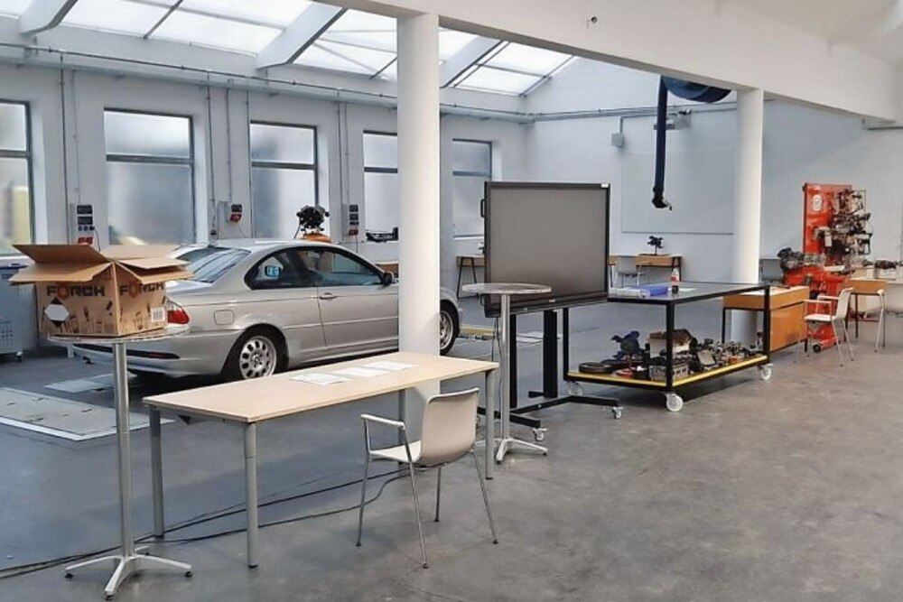 © Landesinnung Wien
Die Landesinnung Wien hat einen Fortbildungscampus für die Aus- und Weiterbildung von Kfz-Techniker*innen hochgezogen.
Werkstatt am Mobilitätscampus