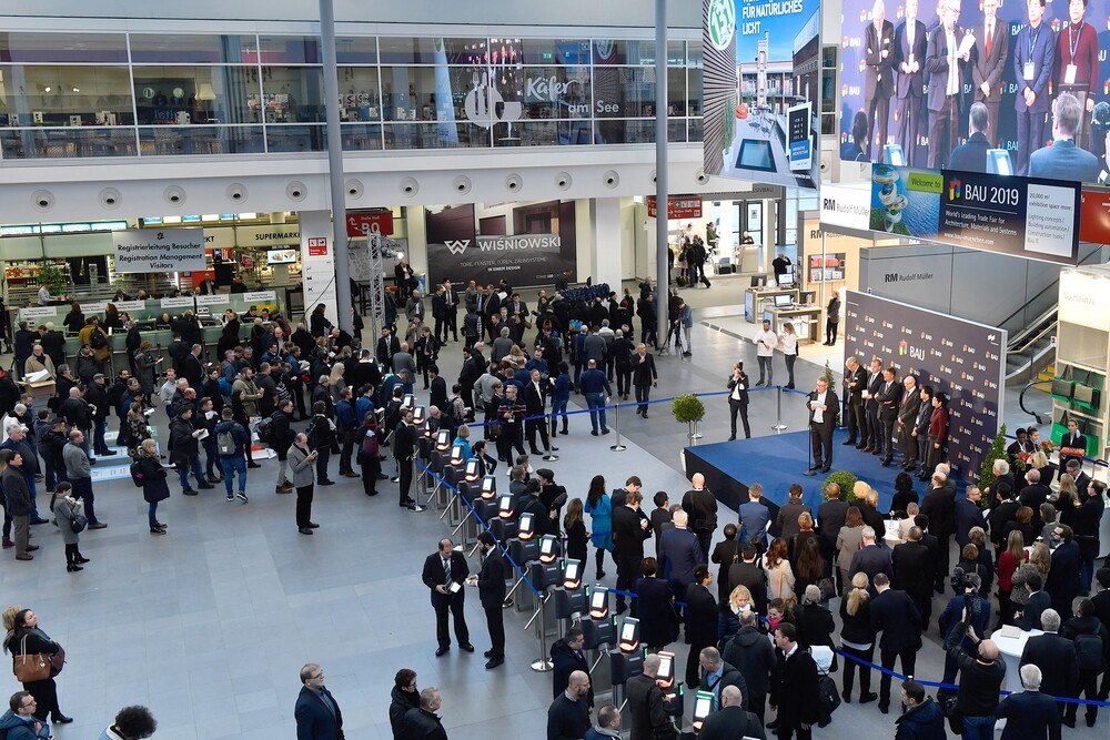 © Messe München
Die BAU, Weltleitmesse für Architektur, Materialien, Systeme, wird von Jänner auf 17. bis 22. April 2023 verlegt.
, restricted_html Die BAU, Weltleitmesse für Architektur, Materialien, Systeme, wird von Jänner auf 17. bis 22. April 2023 verlegt.
