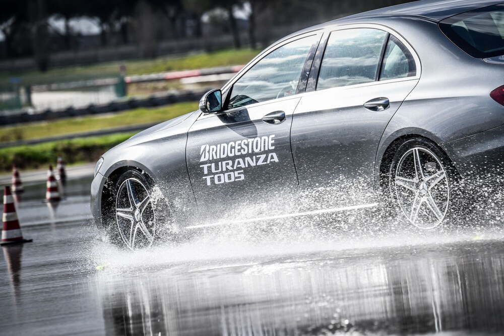 © Bridgestone Der Bridgestone Turanza T005 überzeugt bei internationalen Reifentests