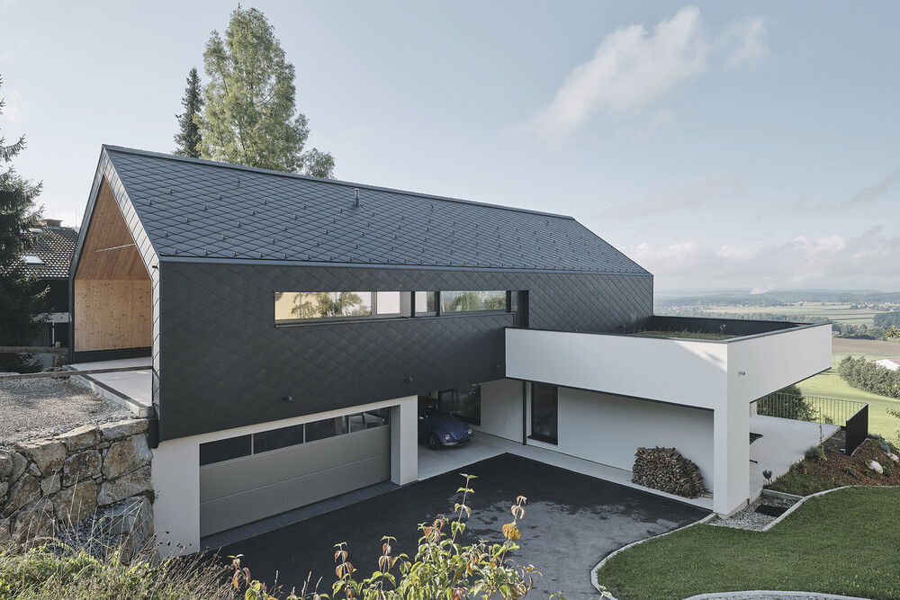 © Foto: Eternit / Architektur: DI Christian Roither
Faserzement-Hersteller sind laut aktuellem „Branchenradar Dachmaterial für geneigte Dächer in Österreich“ die größten Gewinner im Jahr 2021.
, restricted_html Faserzement-Hersteller sind laut aktuellem „Branchenradar Dachmaterial für geneigte Dächer in Österreich“ die größten Gewinner im Jahr 2021.