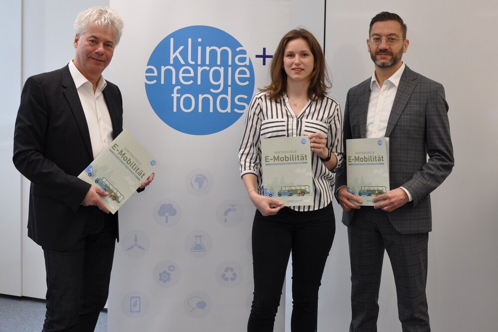 © Klima- und Energiefonds
Der neue „Faktencheck E-Mobilität“ des österreichischen Klima- und Energiefonds räumt mit verbreiteten Mythen rund um E-Autos auf.
Ingmar Höbarth (GF Klima- und Energiefonds), Lina Mosshammer (VCÖ), Holger Heinfellner (Umweltbundesamt) (v.l.)