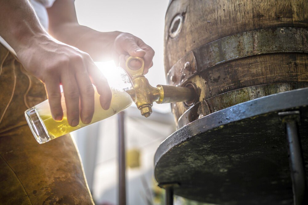© Getty Images / Anselm Kempf
Ein Mann zapft im Gegenlicht Bier von einem Holzfass.
Ein Mann zapft im Gegenlicht Bier von einem Holzfass.