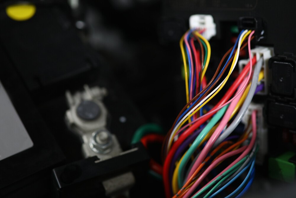 © Ivan-balvan via GettyImages
Da aus der Ukraine derzeit keine Kabelbäume geliefert werden können, müssen westliche Werke wie jenes von VW in Dresden oder BMW Steyr die Produktion teilweise stilllegen.
, restricted_html Kabelbäume in einem Auto