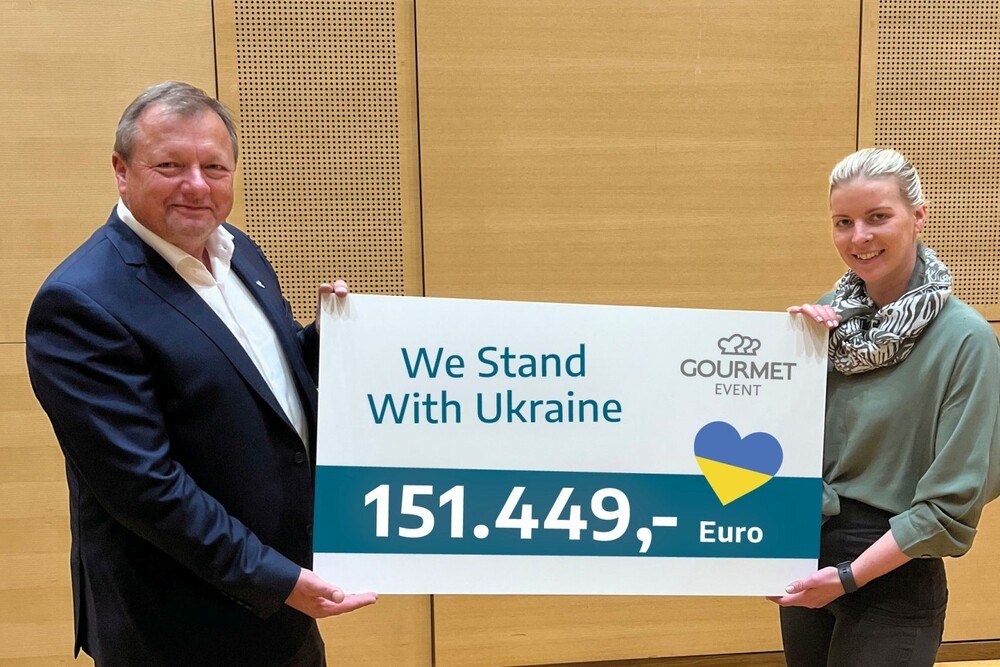 © Gourmet
Johannes Pichler, Geschäftsfeldleiter und Sabrina Staudinger, Verantwortliche für das Catering beim Benefizkonzert „We Stand With Ukraine“ von Gourmet Event
Johannes Pichler, Geschäftsfeldleiter und Sabrina Staudinger, Verantwortliche für das Catering beim Benefizkonzert „We Stand With Ukraine“ von GourmetEvent