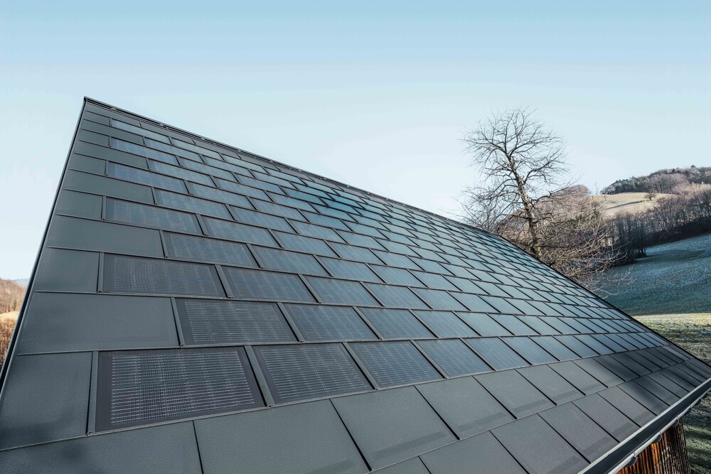 © Prefa
Das neue Prefa Solardach ist eine elegante Art, Strom zu produzieren: Mit der Aluminium-Dachplatte in Prefa-Qualität und integrierter Photovoltaikanlage.
Das neue Prefa Solardach ist eine elegante Art, Strom zu produzieren: Mit der Aluminium-Dachplatte in Prefa-Qualität und integrierter Photovoltaikanlage.