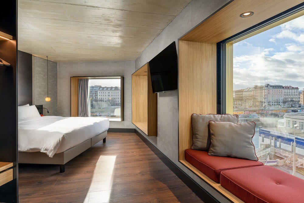 © www.schubert-photography.at Radisson Red: Blick von einem Zimmer auf den Donaukanal