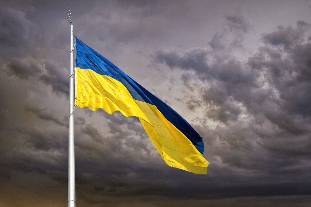© Getty Images / Konoplytska
Blau-gelbe Nationalflagge der Ukraine weht im Wind vor dem Hintergrund des Sonnenuntergangshimmels.
Blau-gelbe Nationalflagge der Ukraine weht im Wind vor dem Hintergrund des Sonnenuntergangshimmels