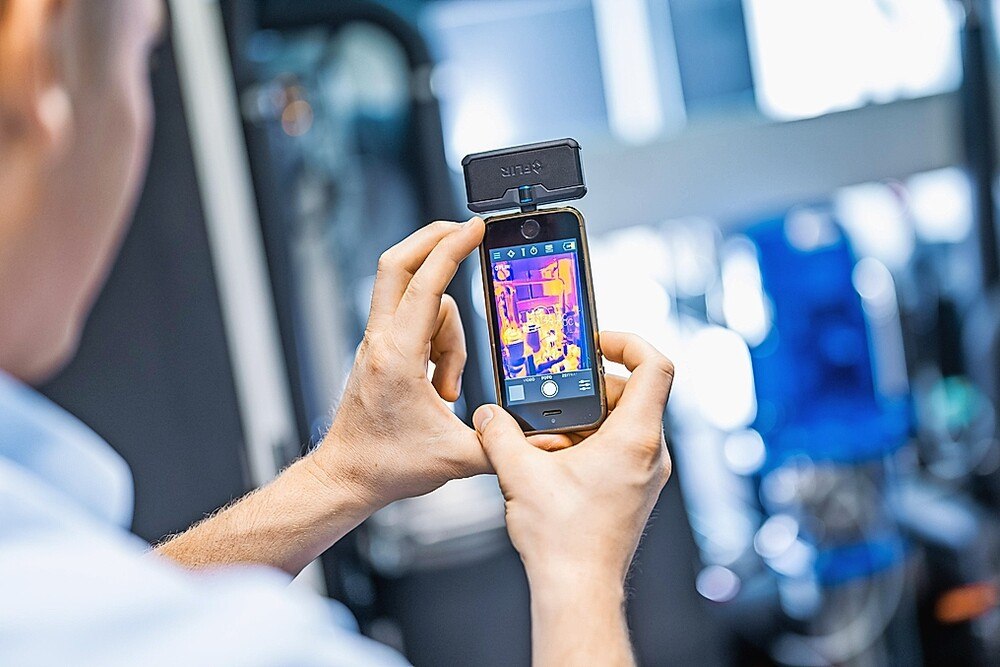 Thermografie kann dabei helfen, ineffiziente Aggregate, wie etwa ungeregelte Hydrauliksysteme, bei Anlagen zu identifizieren.
© Solutions GmbH / Jan Hosan Thermografie kann dabei helfen, ineffiziente Aggregate, wie etwa ungeregelte Hydrauliksysteme, bei Anlagen zu identifizieren.