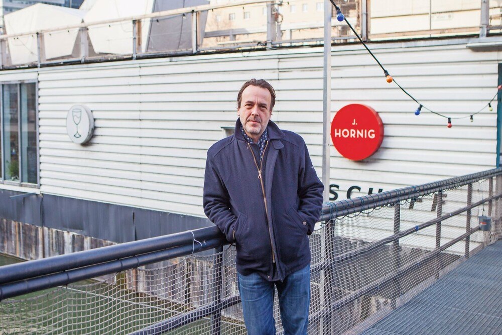 © Alexander Grübling
Donaukanalpionier Gerry Ecker (Badeschiff) auf einem Foto von 2018: „Es wurde die letzten Jahre immer viel angekündigt, gekommen ist aber nie viel.“
Gerold Ecker